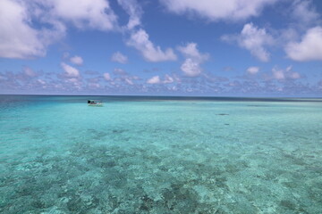 沖縄人気のリゾート地、宮古島の透き通る空と海