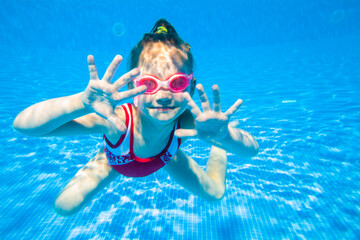 Obraz na płótnie Canvas little girl swimming in pool