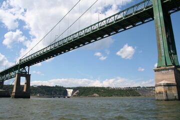 Regarder les chutes monmorencie en dessous du pont de l'ile d'Orléans 