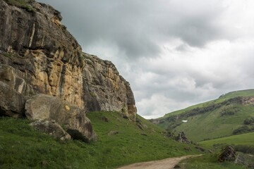 Горный пейзаж, красивый вид на высокие скалы в горном живописном ущелье, дикая природа и горы Северного Кавказа