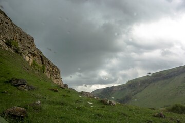 Горный пейзаж, красивый вид на высокие скалы в горном живописном ущелье, дикая природа и горы Северного Кавказа