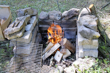 Feuerstelle mit einem Lagerfeuer. Das Feuer ist für das Grillen vorbereitet