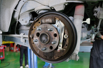 Rear drum brake assembly on mpv car