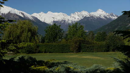 Fototapeta na wymiar Blick aus Aosta auf die umliegenden Berge