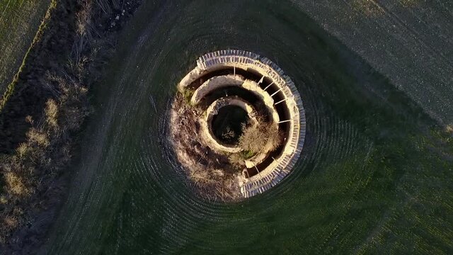 Ascenso cenital sobre palomar en ruinas