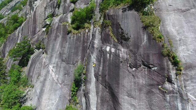 Free climbing and bouldering in Val di Mello - Valtellina