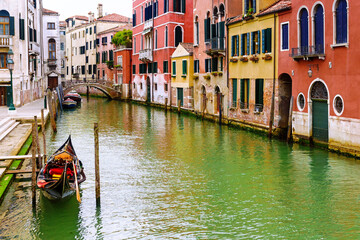 Fototapeta na wymiar Gondola on the picturesque canals in Venice