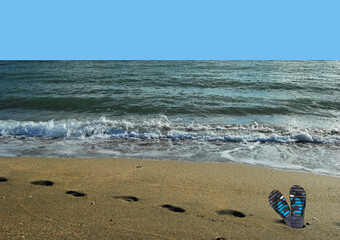 Verano, playa, huellas de pies, sandalias, paisaje marítimo