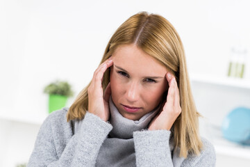 junge frau leidet unter migräne