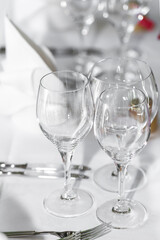 Gläser auf Tisch im Restaurant