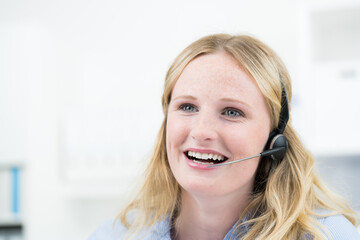 freundliche kontaktperson am headset