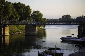 Fototapeta premium Sonniger Sommermorgen am Winterhafen in Mainz am Rhein