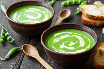 Cream soup of green peas
