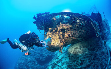  Diving on the wreck Fortunal Vis Island.