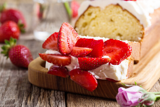 Strawberry and cream cheese summer cake