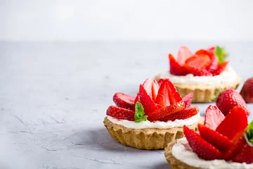 Gardinen Strawberry vanilla cream cheese tarts over light gray table © istetiana