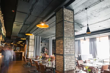 Photo sur Aluminium Restaurant décoration de restaurant de style loft moderne avec pub et bar à bière à ampoule suspendue.