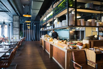 Vlies Fototapete Restaurant Moderne Restaurantdekoration im Loft-Stil mit hängender Glühbirne Bierkneipe und Bar.
