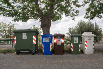 cassonetti dei rifiuti  per la raccolta differenziata 