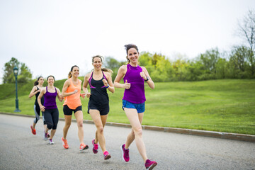 Obraz premium group of people enjoying in the fitness having fun running outside