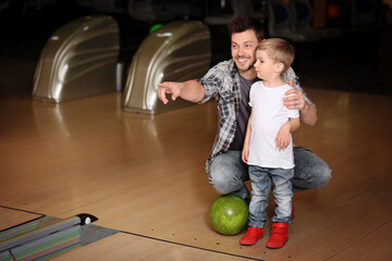 Obraz premium Cute child with father in bowling club