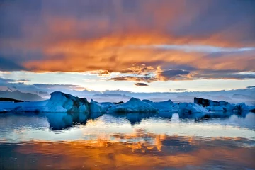 Schöne Aussicht auf Eisberge in der Gletscherlagune Jokulsarlon, Island, Konzept der globalen Erwärmung, selektiver Fokus © vaclav