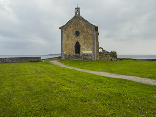 Fototapeta premium Ermita de Santa Katalina, en la costa Vasca de Vizcaya, España, en Abril de 2017 