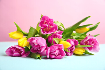 Obraz premium Beautiful tulips on table