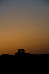 夕暮れの農作業