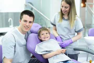Obraz premium Boy visiting the dentist of for the first time