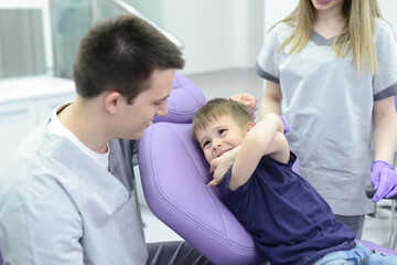 Obraz premium Boy visiting the dentist of for the first time