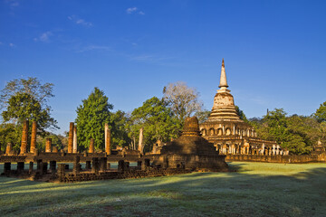 Naklejka premium pagoda Wat Chang Lom and sunlight moning