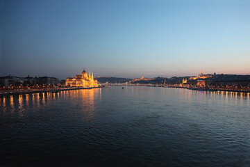 Naklejka premium View of the Budapest Parliament and Danube at Sunset