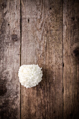 Schneeball auf rustikalem Holztisch