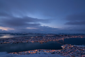 Fototapeta premium Blaue Stunde über Tromsö, Norwegen