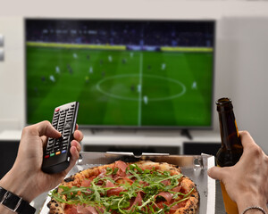 Viendo la televisión a casa con mi pizza  mi cerveza. © Gustavo Andrade