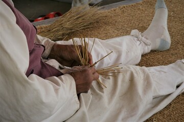 Man makes vintage Korean traditional straw sandals 
