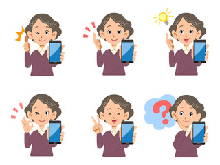 年配の女性　スマートフォン　表情としぐさ
