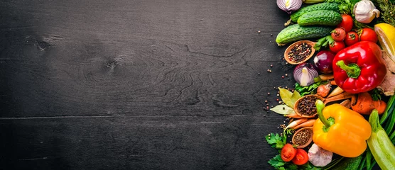Poster Frame van biologisch voedsel. Verse rauwe groenten en kruiden. Op een houten bord. © Yaruniv-Studio