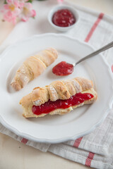 Kipferl mit Marmelade und Butter 