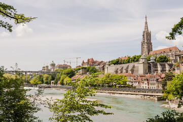 Fototapeta premium Bern, Stadt, Altstadt, Münster, Berner Münster, Kirche, Aare, Fluss, Kirchenfeldbrücke, Bundeshaus, Schwellenmätteli, Altstadthäuser, Frühling, Sommer, Schweiz
