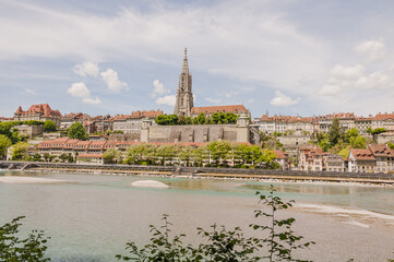 Obraz premium Bern, Stadt, Altstadt, Berner Münster, Münster, Altstadthäuser, Aare, Fluss, Aareufer, Schwellenmätteli, Matte, historische Häuser, Frühling, Sommer, Schweiz