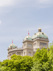 Obraz premium Bern, Stadt, Altstadt, Altstadthäuser, Bundeshaus, Stadtrundgang, Hauptstadt, Aare, Fluss, Regierung, Frühling, Sommer, Schweiz