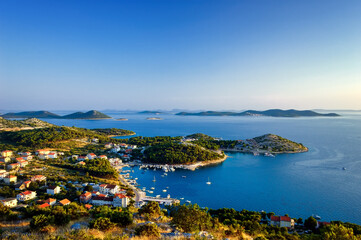 Fototapeta premium Niesamowite wyspy Kornati w Chorwacji. Północna część Dalmacji. Słoneczny szczegół pejzażu morskiego z Zadaru do Sibenika.