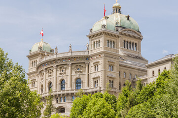 Obraz premium Bern, Stadt, Altstadt, Bundeshaus, Altstadthäuser, Regierung, Hauptstadt, historische Häuser, Spazierweg, Aussichtspunkt, Matte, Frühling, Sommer, Schweiz