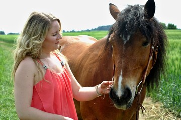 mit dem pferd im gr&uuml;nen