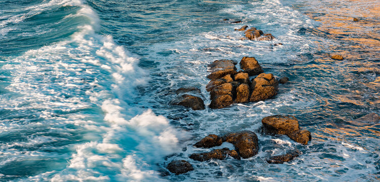 Fototapeta Waves breaking over rocks