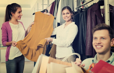 Obraz premium Young man waiting for female at shop