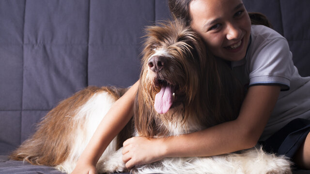 Ni&ntilde;a abrazando a su perro