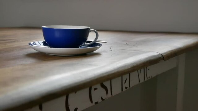 Kaffeetasse auf Holztisch